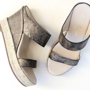 NWOT Matisse Flora Wedge Snake Print Sandals